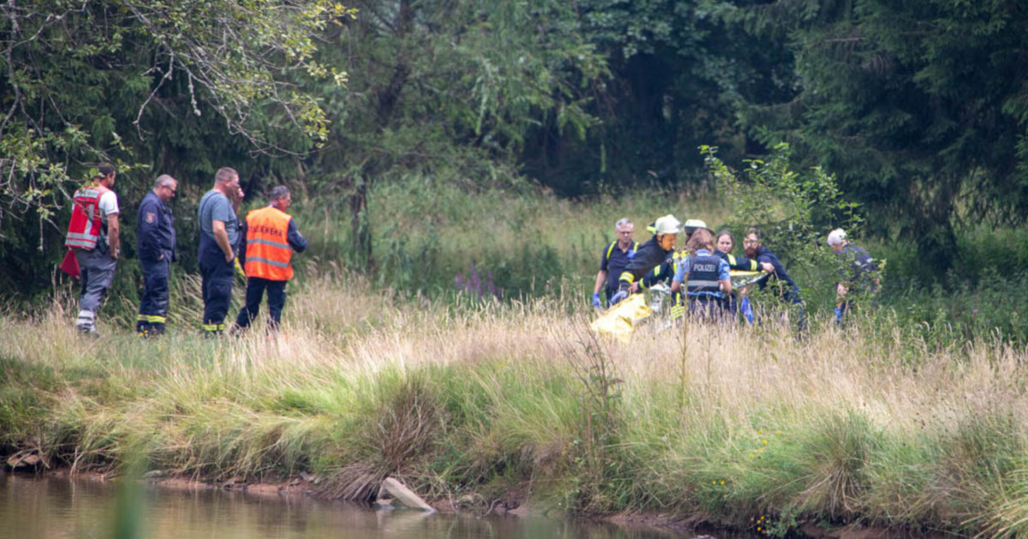 Tödliches Unglück in Losheim Mann (61) kippt mit Mäher in Weiher und