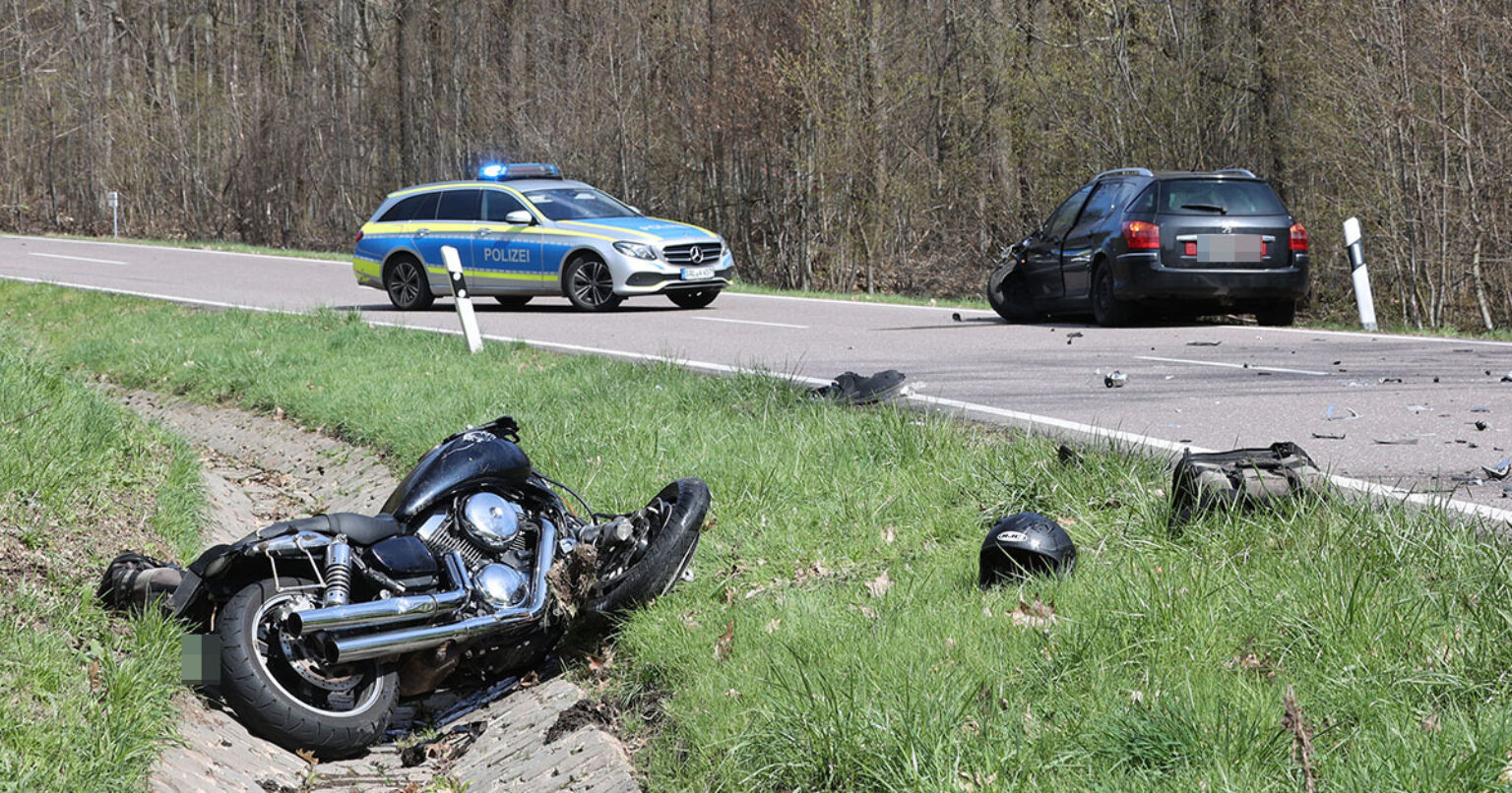 Motorrad Und Auto Kollidieren: Biker Ringt Nach Unfall Mit Dem Tod ...